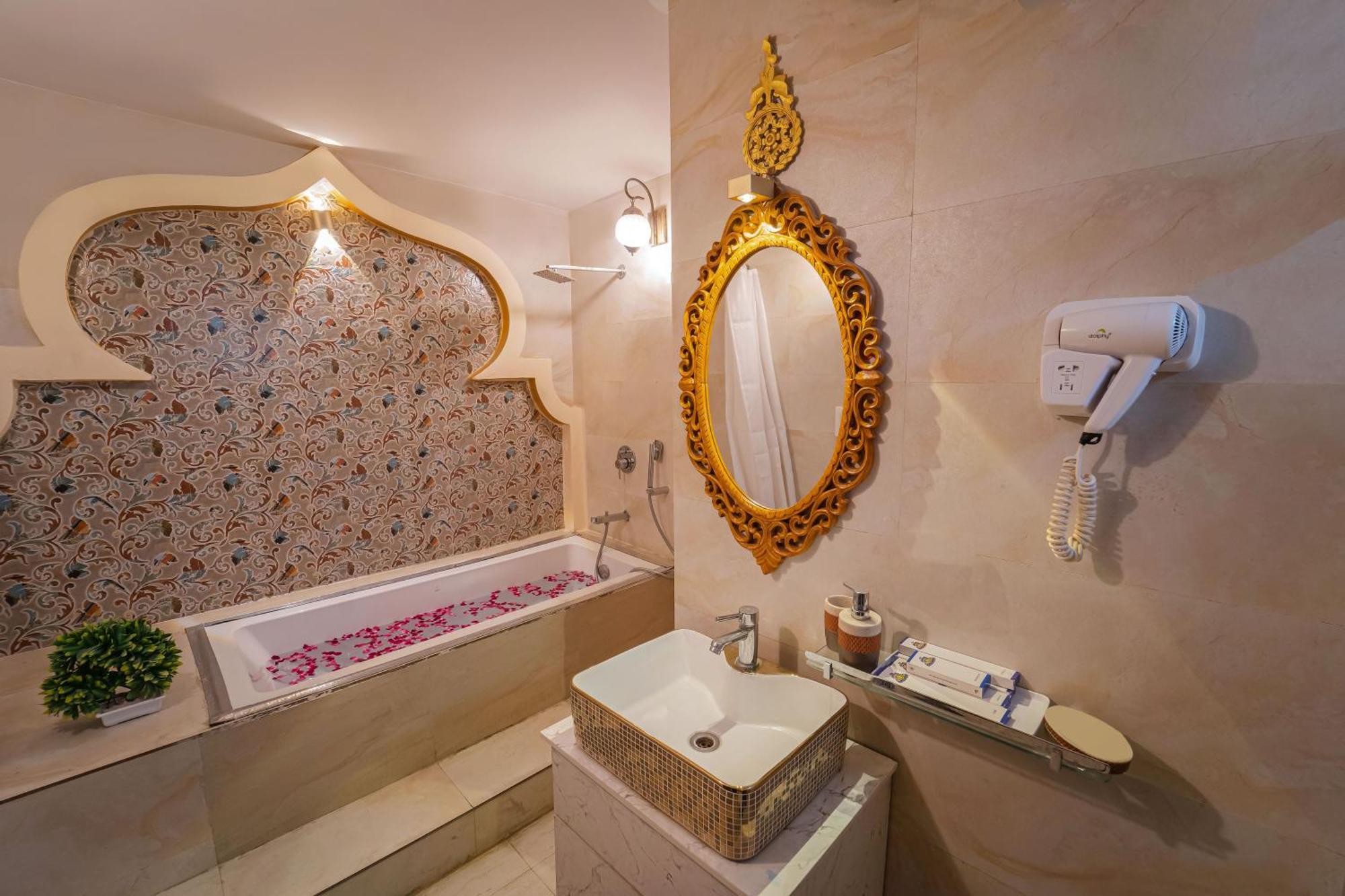 רישיקש The Neeraj Ganga Heritage Palace מראה חיצוני תמונה